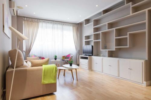 - un salon avec un canapé et une table dans l'établissement For You Rentals AvenidaAmerica apartment AVA24, à Madrid