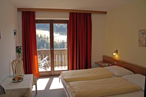 Un pat sau paturi într-o cameră la Pension Thalerhof