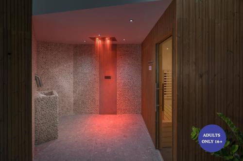 a room with a hallway with a red light at Camping Homes Mon Perin in Bale