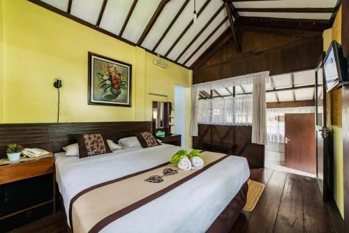 a bedroom with two beds in a room at Dedaunan Guesthouse in Tlekung