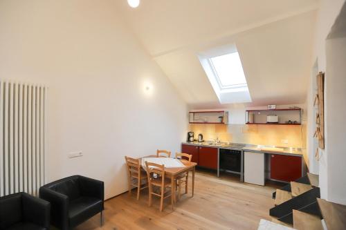 a kitchen with a table and a dining room at Nengshof Ferienapartment Vergissmeinnicht in Wißmannsdorf