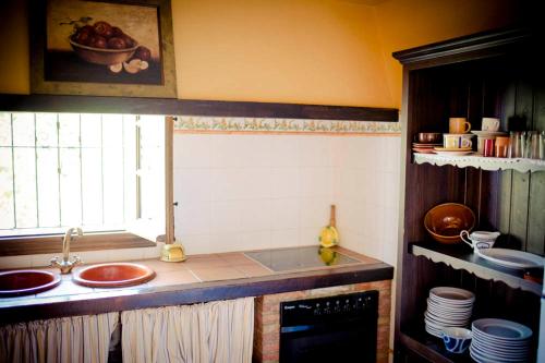 una cocina con fregadero y ventana en Casa del Huerto, en El Bosque