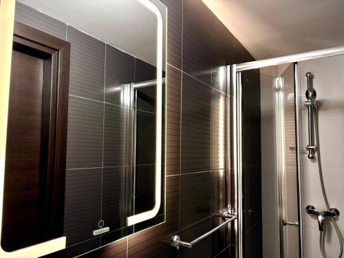 a bathroom with a mirror and a shower at Villa Sunny Side in Mellieħa