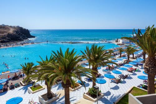 O vedere a piscinei de la sau din apropiere de Ona Alborada