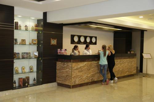 un grupo de mujeres parados en un mostrador en una tienda en Shirak Hotel, en Ereván