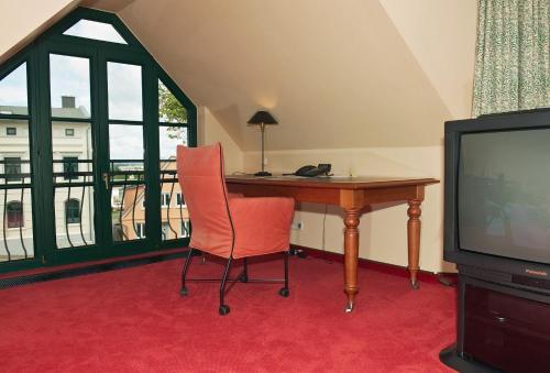 A television and/or entertainment centre at Romantik Hotel Kaufmannshof