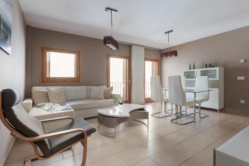 Lets Holidays Mediterranean apartment 3 minutes to the beach 2