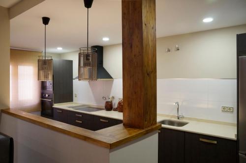 cocina con encimera con fregadero y nevera en Casas de Valois, en Hita