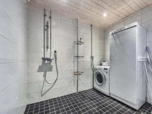 a bathroom with a washing machine in a shower at Kotokatti in Vuokatti