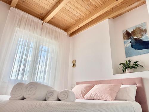a bedroom with a bed with white sheets and a window at Señorial Panorámico by apartamentoscatedralcamino in Burgos