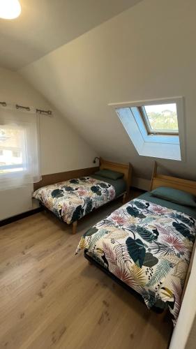 two beds in a room with a window at Villa Marmillons in Aix-les-Bains