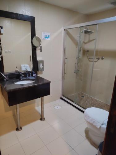 a bathroom with a sink and a shower at Rabigh Park Hotel in Rabigh