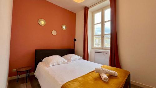 a small bedroom with a bed with a window at Nevers à la Porte de Paris in Nevers