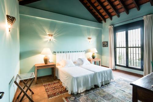 A bed or beds in a room at Casa Alvarianes