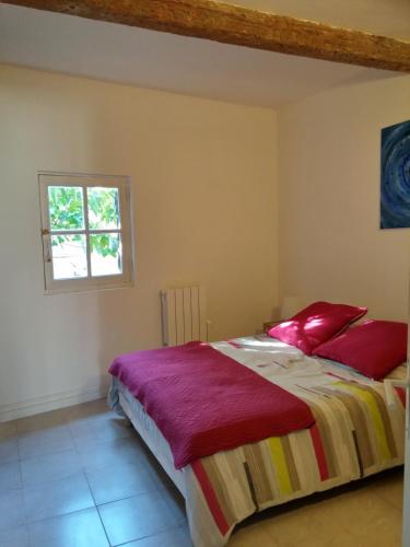 a bedroom with a bed and a window at Appartements Cote pont Vieux-Self Check-In in Carcassonne
