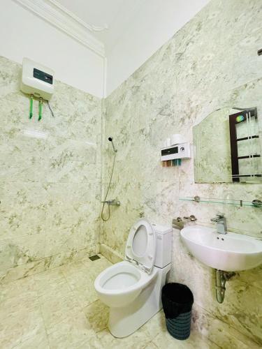 a bathroom with a toilet and a sink at SAM HOUSE 2 Huế in Cồn Giả Viên