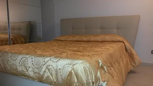 カターニアにあるGaribaldi rooms Cataniaのベッドカバーが備わるドミトリールームのベッド1台分です。