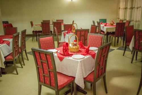 
A restaurant or other place to eat at Holiday Express Hotel,Kampala
