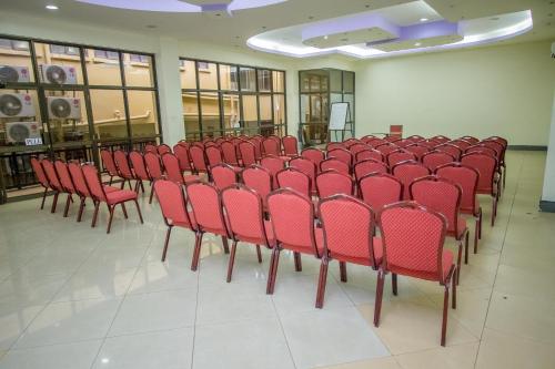 Χώρος καθιστικού στο Holiday Express Hotel Kampala