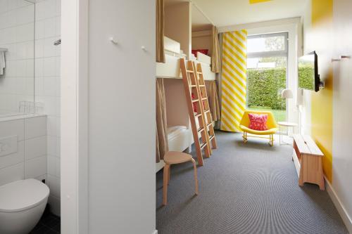 a room with a bathroom with a toilet and bunk beds at IKEA Hotell in Älmhult