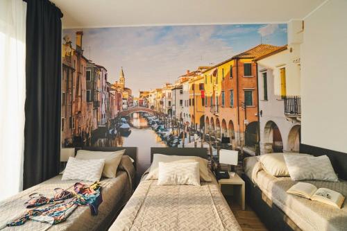 a city street mural in a bedroom with two beds at Hotel Park in Sottomarina