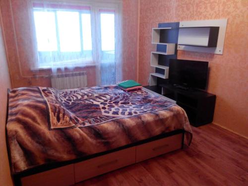 スモレンスクにあるApartments on Rylenkovaのベッドルーム(ベッド1台、薄型テレビ付)