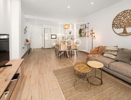 Laguna Beach Ground-Floor Garden Suite, with two private terraces, by OYOOSTAYS