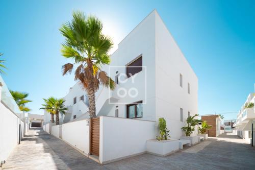 Laguna Beach Ground-Floor Garden Suite, with two private terraces, by OYOOSTAYS