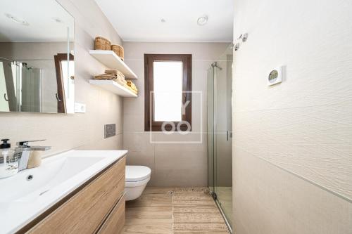 Laguna Beach Ground-Floor Garden Suite, with two private terraces, by OYOOSTAYS