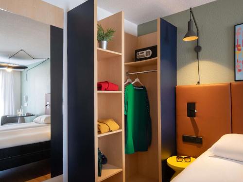 Llit o llits en una habitació de ibis Cannes Centre