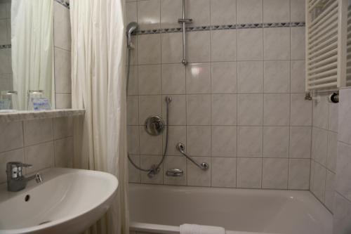 Kylpyhuone majoituspaikassa Hotel Köppeleck
