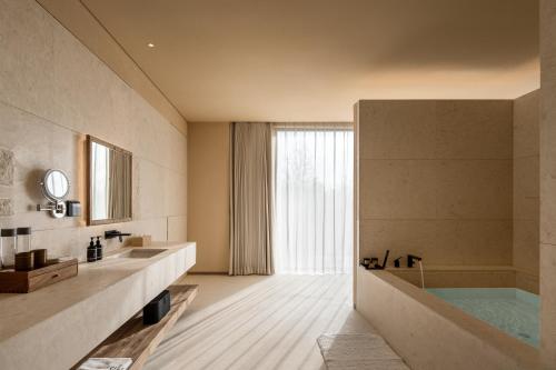 a bathroom with a tub and a sink at PLAN B00b7ANADOL in Xianning