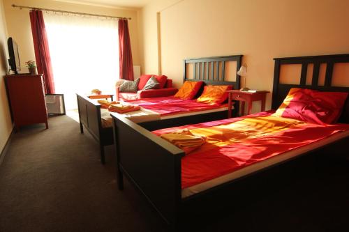 ドンプキにあるOśrodek Wypoczynkowy Słońce Dąbkiのベッドルーム1室(ベッド2台付)、リビングルームが備わります。