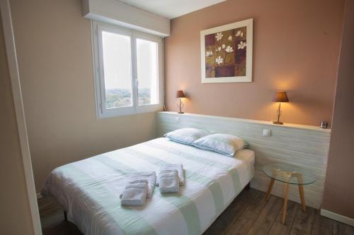 a bedroom with a bed with two towels on it at Central View, Hossegor, Plage, Famille in Hossegor