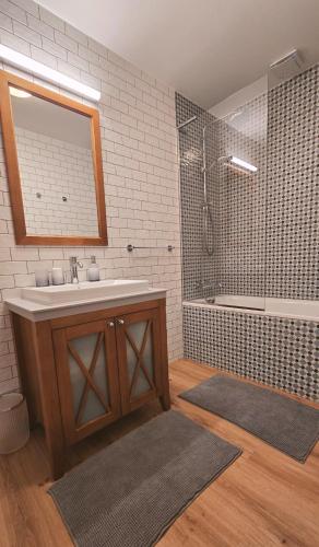 a bathroom with a sink and a shower and a mirror at RZĄDCÓWKA Rogi in Lubniewice