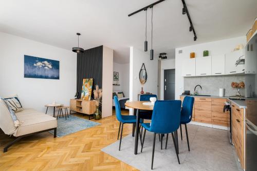 Krasiński Garden Skyline Apartment by BookingHost