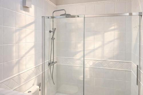 a shower with a glass door in a bathroom at Corazón de la Ciudad by apartamentoscatedralcamino in Burgos