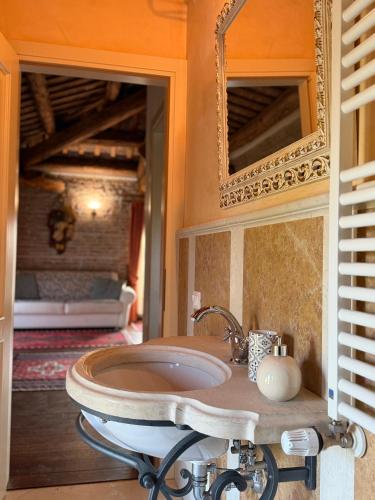 a bathroom with a sink and a mirror at Agriturismo Villa Anconetta in Loreo
