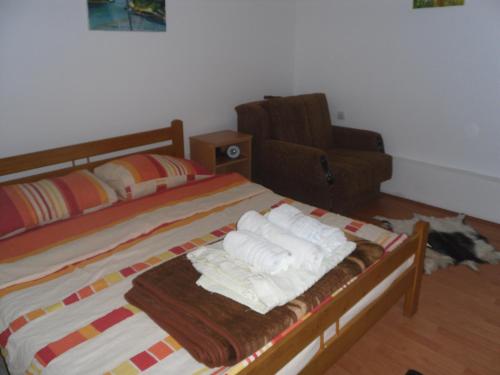 Кровать или кровати в номере Etno Kompleks Kapetan Mišin breg