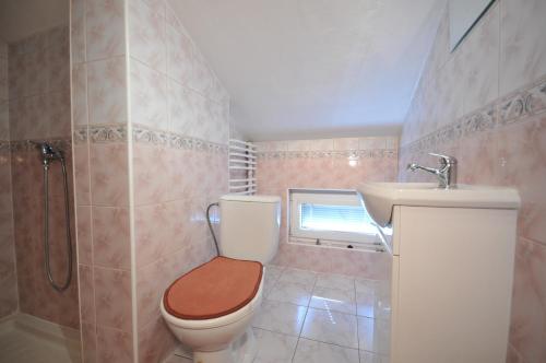 uma casa de banho com um WC e um lavatório em Privát Lujza em Liptovská Osada