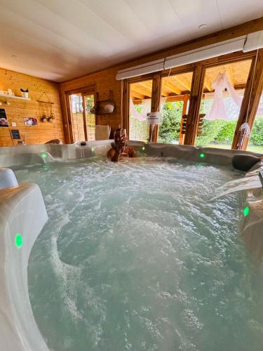 a person in a jacuzzi in a hot tub at "L Eden enchanté" Chambres d'hôtes et Bulle d'Eden Spa Massages Boucau Côte Basque in Boucau