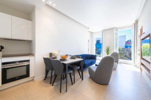 2-Br Facing Palais des Congrès Cannes City Centre