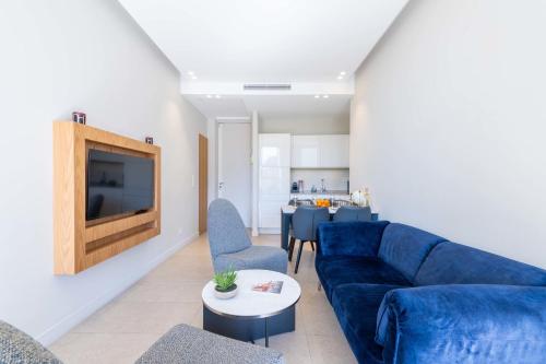 2-Br Facing Palais des Congrès Cannes City Centre