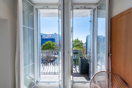 2-Br Facing Palais des Congrès Cannes City Centre