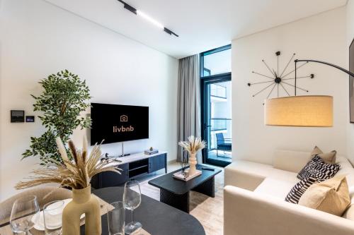 Elegant 1BR with Balcony and Skyline Views