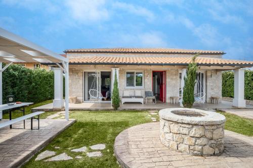 Villa Estia with Outdoor Hot Tub by Konnect - Next to the Beach