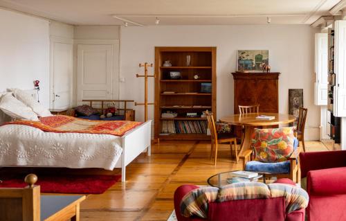 a living room with a bed and a table at B&B Château de Denens in Denens