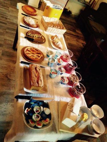 Una mesa con muchos tipos diferentes de comida sobre ella. en Brisighella Green Wellness, en Brisighella