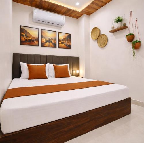 a bedroom with a large bed in a room at Anushka Stays Varanasi in Varanasi