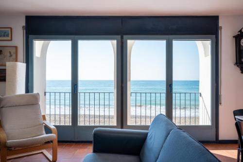 a living room with a couch and views of the ocean at AT303 Vistas de la playa de Altafulla, casa en primera línea in Altafulla